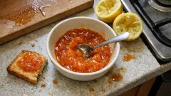 Marmellata di albicocche fatta in casa: densa, profumata e facile da invasare